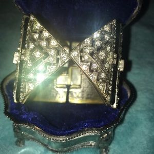 Classy beautiful clasp bracelet stunning black